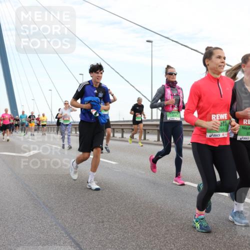 03.10.2025 - Köhlbrandbrückenlauf Lena Gebhardt http://msf.ph/oto/9196811 03.10.2025 15:28:59 Position 1 8788, 766, 8765 meine-sportfotos.de