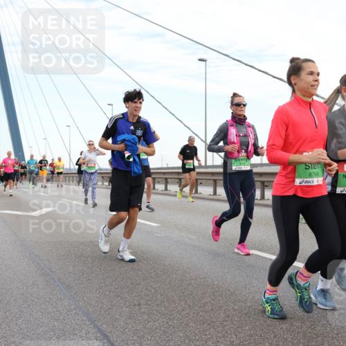 03.10.2025 - Köhlbrandbrückenlauf Lena Gebhardt http://msf.ph/oto/9196812 03.10.2025 15:28:59 Position 1 8766, 8788, 8765 meine-sportfotos.de