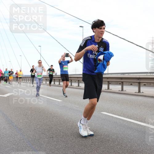 03.10.2025 - Köhlbrandbrückenlauf Lena Gebhardt http://msf.ph/oto/9196816 03.10.2025 15:29:00 Position 1  meine-sportfotos.de