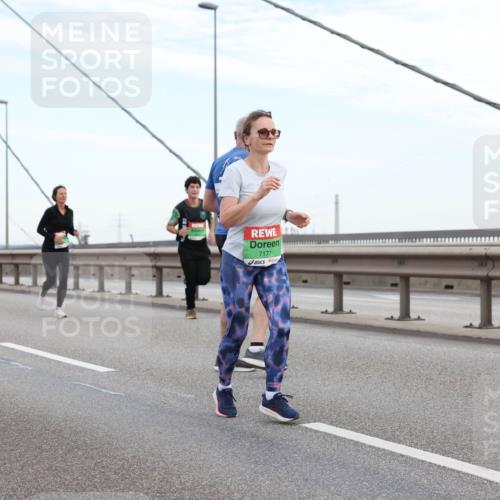 03.10.2025 - Köhlbrandbrückenlauf Lena Gebhardt http://msf.ph/oto/9196820 03.10.2025 15:29:02 Position 1 7177 meine-sportfotos.de