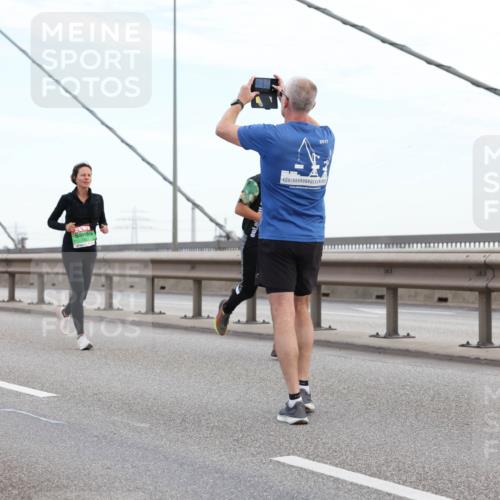 03.10.2025 - Köhlbrandbrückenlauf Lena Gebhardt http://msf.ph/oto/9196822 03.10.2025 15:29:03 Position 1 2017 meine-sportfotos.de