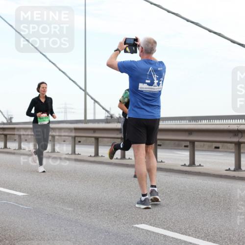 03.10.2025 - Köhlbrandbrückenlauf Lena Gebhardt http://msf.ph/oto/9196823 03.10.2025 15:29:03 Position 1 2017 meine-sportfotos.de