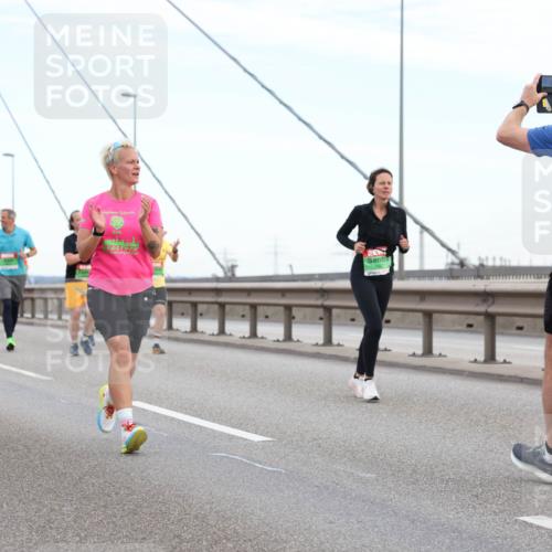 03.10.2025 - Köhlbrandbrückenlauf Lena Gebhardt http://msf.ph/oto/9196825 03.10.2025 15:29:03 Position 1 2011 meine-sportfotos.de