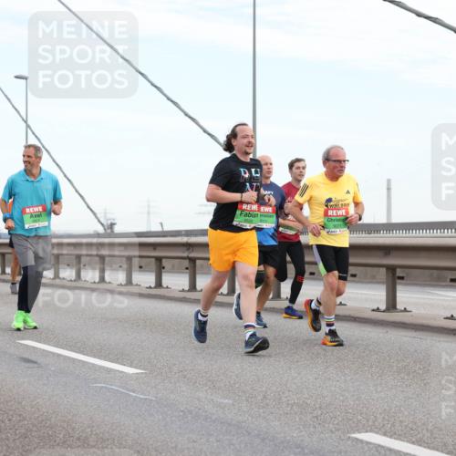 03.10.2025 - Köhlbrandbrückenlauf Lena Gebhardt http://msf.ph/oto/9196838 03.10.2025 15:29:07 Position 1 7718, 8904, 9520, 9151, 9371 meine-sportfotos.de