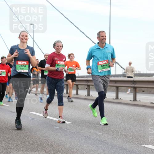 03.10.2025 - Köhlbrandbrückenlauf Lena Gebhardt http://msf.ph/oto/9196844 03.10.2025 15:29:08 Position 1 5, 8061, 8904 meine-sportfotos.de