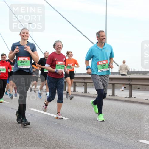 03.10.2025 - Köhlbrandbrückenlauf Lena Gebhardt http://msf.ph/oto/9196845 03.10.2025 15:29:08 Position 1 8035, 8061, 7718, 8904 meine-sportfotos.de