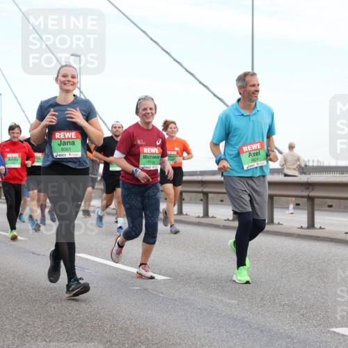 03.10.2025 - Köhlbrandbrückenlauf Lena Gebhardt http://msf.ph/oto/9196846 03.10.2025 15:29:08 Position 1 8035, 8061, 7718, 8904 meine-sportfotos.de