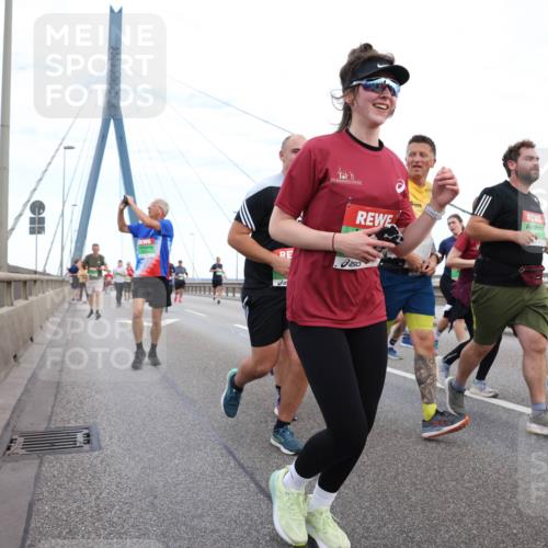 03.10.2025 - Köhlbrandbrückenlauf Lena Gebhardt http://msf.ph/oto/9196868 03.10.2025 15:29:14 Position 1  meine-sportfotos.de