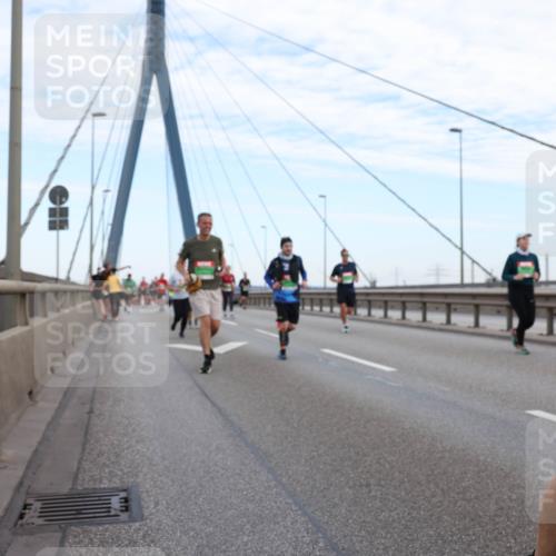 03.10.2025 - Köhlbrandbrückenlauf Lena Gebhardt http://msf.ph/oto/9196877 03.10.2025 15:29:16 Position 1  meine-sportfotos.de