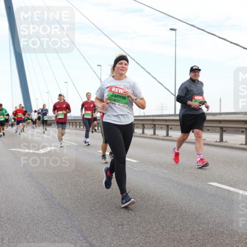 03.10.2025 - Köhlbrandbrückenlauf Lena Gebhardt http://msf.ph/oto/9196888 03.10.2025 15:29:20 Position 1 8051 meine-sportfotos.de