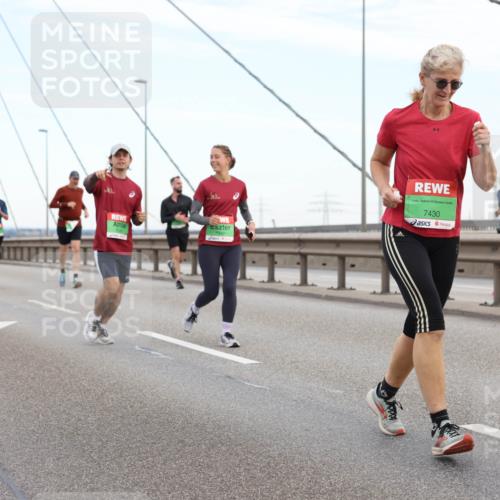 03.10.2025 - Köhlbrandbrückenlauf Lena Gebhardt http://msf.ph/oto/9196896 03.10.2025 15:29:21 Position 1 7430 meine-sportfotos.de