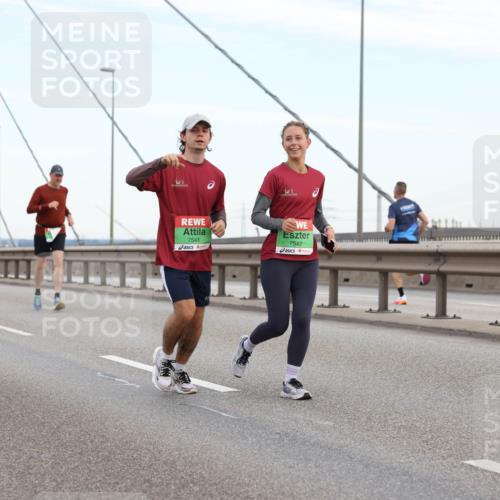 03.10.2025 - Köhlbrandbrückenlauf Lena Gebhardt http://msf.ph/oto/9196900 03.10.2025 15:29:22 Position 1 7541, 7542 meine-sportfotos.de