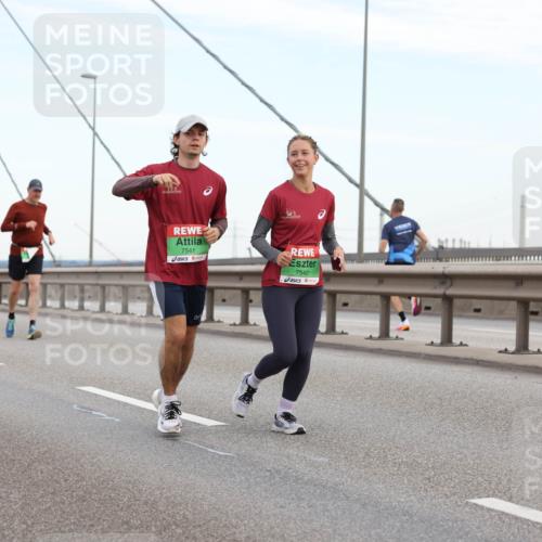 03.10.2025 - Köhlbrandbrückenlauf Lena Gebhardt http://msf.ph/oto/9196901 03.10.2025 15:29:22 Position 1 7541, 7542 meine-sportfotos.de