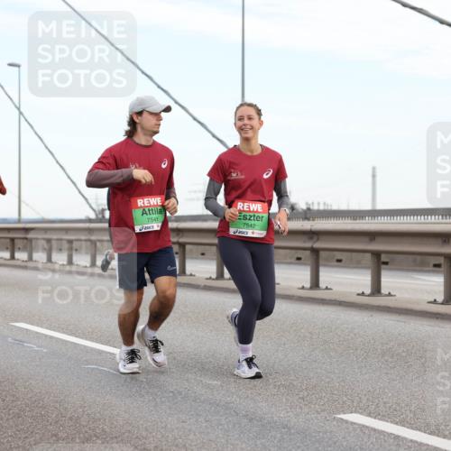 03.10.2025 - Köhlbrandbrückenlauf Lena Gebhardt http://msf.ph/oto/9196902 03.10.2025 15:29:22 Position 1 7541, 7542 meine-sportfotos.de