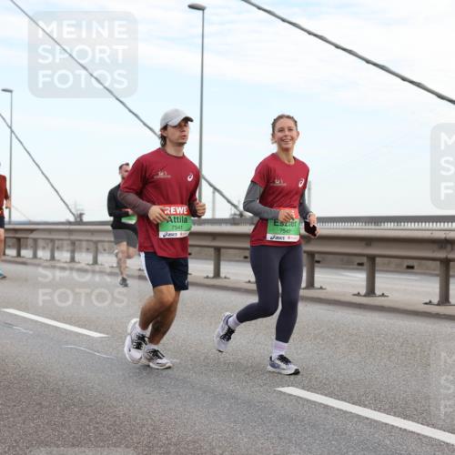 03.10.2025 - Köhlbrandbrückenlauf Lena Gebhardt http://msf.ph/oto/9196904 03.10.2025 15:29:23 Position 1 7541, 7542 meine-sportfotos.de
