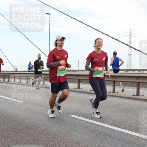 03.10.2025 - Köhlbrandbrückenlauf Lena Gebhardt http://msf.ph/oto/9196906 03.10.2025 15:29:23 Position 1 7541, 7542 meine-sportfotos.de