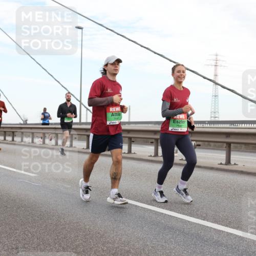 03.10.2025 - Köhlbrandbrückenlauf Lena Gebhardt http://msf.ph/oto/9196908 03.10.2025 15:29:23 Position 1 7541, 7542 meine-sportfotos.de