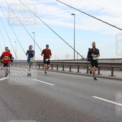 03.10.2025 - Köhlbrandbrückenlauf Lena Gebhardt http://msf.ph/oto/9196912 03.10.2025 15:29:24 Position 1  meine-sportfotos.de