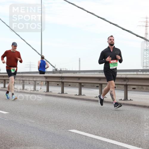 03.10.2025 - Köhlbrandbrückenlauf Lena Gebhardt http://msf.ph/oto/9196914 03.10.2025 15:29:25 Position 1  meine-sportfotos.de
