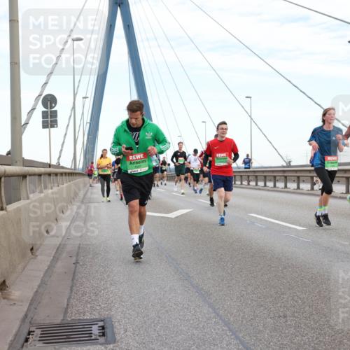 03.10.2025 - Köhlbrandbrückenlauf Lena Gebhardt http://msf.ph/oto/9196917 03.10.2025 15:29:26 Position 1 7697 meine-sportfotos.de