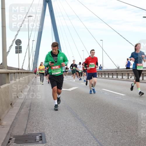 03.10.2025 - Köhlbrandbrückenlauf Lena Gebhardt http://msf.ph/oto/9196919 03.10.2025 15:29:26 Position 1 7697, 7844 meine-sportfotos.de