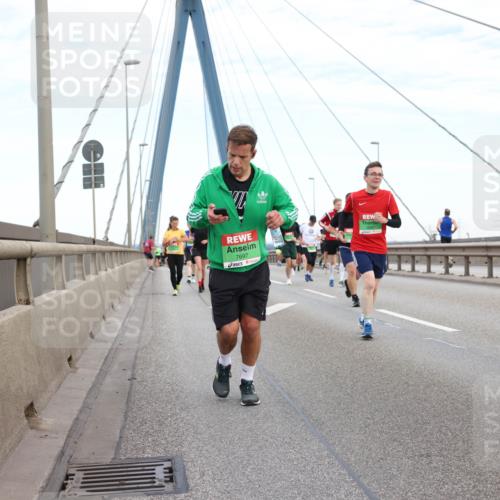 03.10.2025 - Köhlbrandbrückenlauf Lena Gebhardt http://msf.ph/oto/9196922 03.10.2025 15:29:26 Position 1 7697, 7844 meine-sportfotos.de
