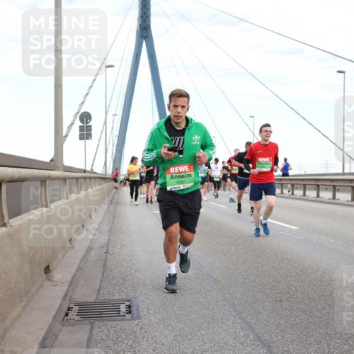 03.10.2025 - Köhlbrandbrückenlauf Lena Gebhardt http://msf.ph/oto/9196923 03.10.2025 15:29:26 Position 1 7697, 8881 meine-sportfotos.de