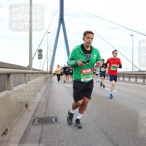 03.10.2025 - Köhlbrandbrückenlauf Lena Gebhardt http://msf.ph/oto/9196925 03.10.2025 15:29:27 Position 1 7697 meine-sportfotos.de