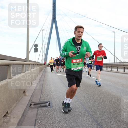 03.10.2025 - Köhlbrandbrückenlauf Lena Gebhardt http://msf.ph/oto/9196926 03.10.2025 15:29:27 Position 1 7697 meine-sportfotos.de