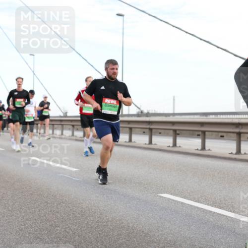 03.10.2025 - Köhlbrandbrückenlauf Lena Gebhardt http://msf.ph/oto/9196932 03.10.2025 15:29:28 Position 1 8881 meine-sportfotos.de