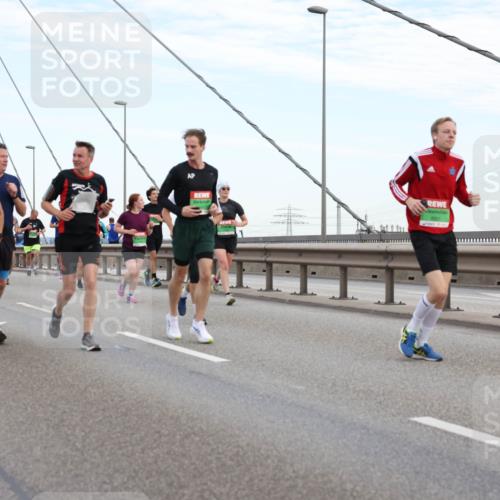 03.10.2025 - Köhlbrandbrückenlauf Lena Gebhardt http://msf.ph/oto/9196938 03.10.2025 15:29:29 Position 1  meine-sportfotos.de