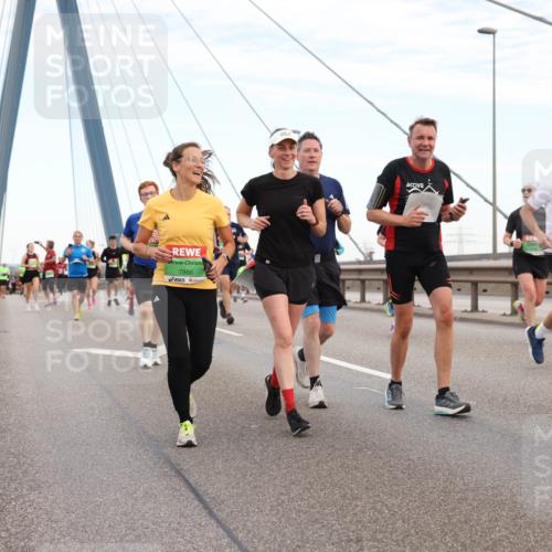 03.10.2025 - Köhlbrandbrückenlauf Lena Gebhardt http://msf.ph/oto/9196944 03.10.2025 15:29:31 Position 1 7886, 8541 meine-sportfotos.de
