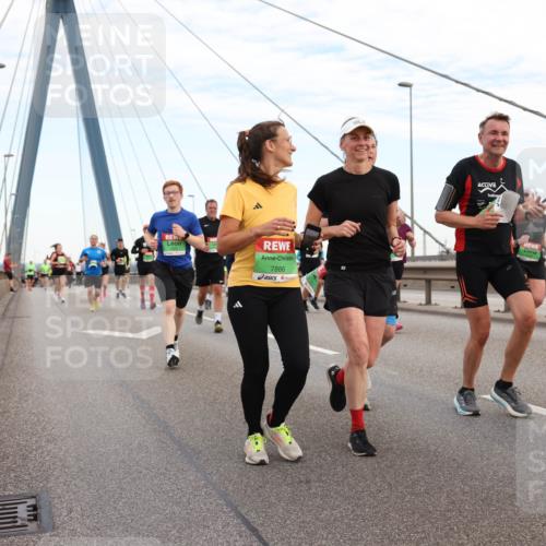 03.10.2025 - Köhlbrandbrückenlauf Lena Gebhardt http://msf.ph/oto/9196948 03.10.2025 15:29:32 Position 1 7886 meine-sportfotos.de