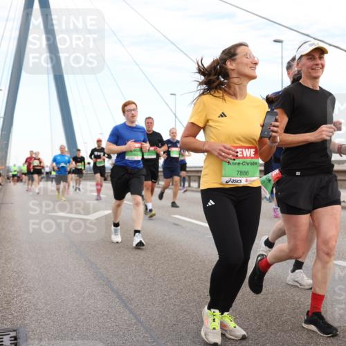 03.10.2025 - Köhlbrandbrückenlauf Lena Gebhardt http://msf.ph/oto/9196949 03.10.2025 15:29:32 Position 1 7886 meine-sportfotos.de