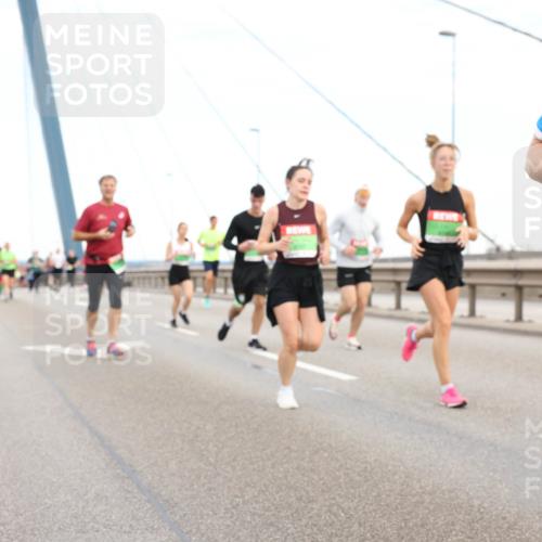 03.10.2025 - Köhlbrandbrückenlauf Lena Gebhardt http://msf.ph/oto/9196975 03.10.2025 15:29:38 Position 1  meine-sportfotos.de