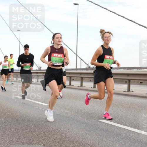 03.10.2025 - Köhlbrandbrückenlauf Lena Gebhardt http://msf.ph/oto/9196976 03.10.2025 15:29:38 Position 1 9737, 9739 meine-sportfotos.de