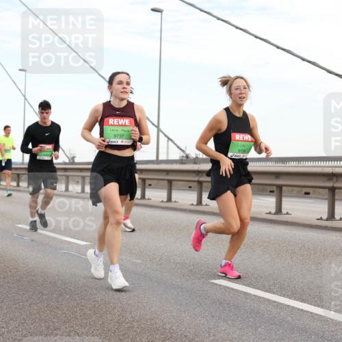 03.10.2025 - Köhlbrandbrückenlauf Lena Gebhardt http://msf.ph/oto/9196977 03.10.2025 15:29:38 Position 1 9737, 9739 meine-sportfotos.de