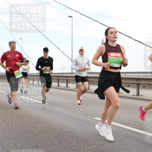 03.10.2025 - Köhlbrandbrückenlauf Lena Gebhardt http://msf.ph/oto/9196979 03.10.2025 15:29:39 Position 1 9737, 9739 meine-sportfotos.de