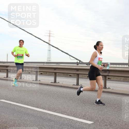 03.10.2025 - Köhlbrandbrückenlauf Lena Gebhardt http://msf.ph/oto/9196994 03.10.2025 15:29:42 Position 1  meine-sportfotos.de