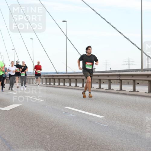 03.10.2025 - Köhlbrandbrückenlauf Lena Gebhardt http://msf.ph/oto/9196997 03.10.2025 15:29:44 Position 1 9548, 9468 meine-sportfotos.de