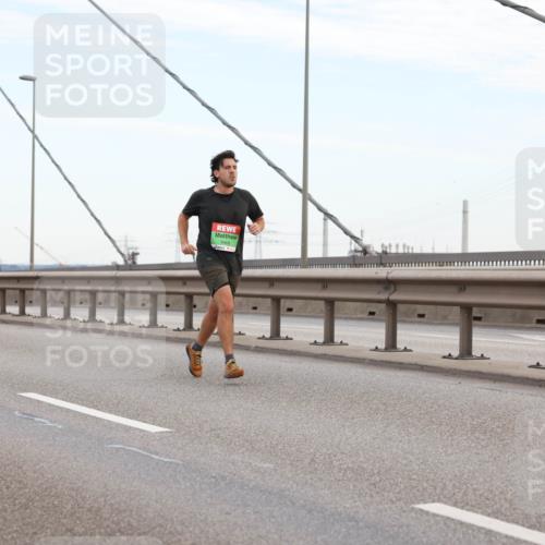 03.10.2025 - Köhlbrandbrückenlauf Lena Gebhardt http://msf.ph/oto/9196999 03.10.2025 15:29:45 Position 1 9468 meine-sportfotos.de