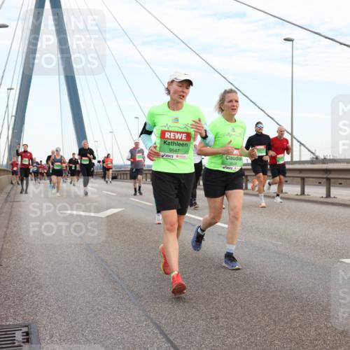 03.10.2025 - Köhlbrandbrückenlauf Lena Gebhardt http://msf.ph/oto/9197018 03.10.2025 15:29:49 Position 1 9548, 9547 meine-sportfotos.de