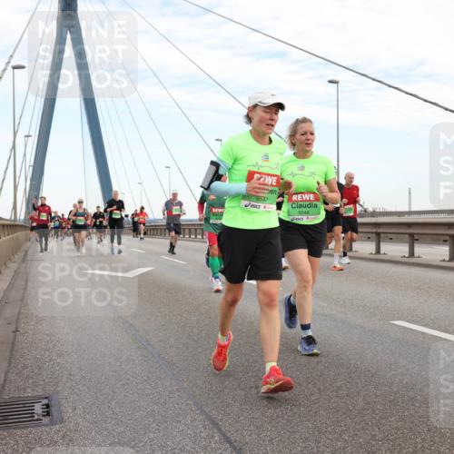 03.10.2025 - Köhlbrandbrückenlauf Lena Gebhardt http://msf.ph/oto/9197020 03.10.2025 15:29:49 Position 1 9547, 9548 meine-sportfotos.de
