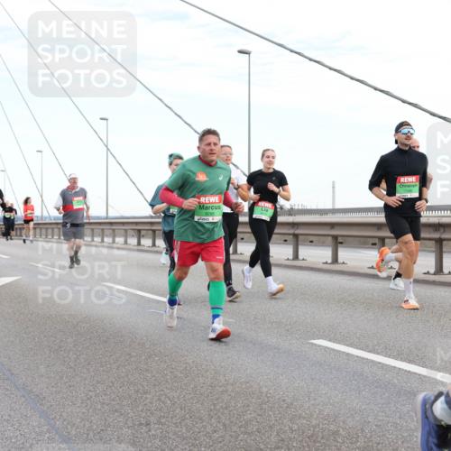 03.10.2025 - Köhlbrandbrückenlauf Lena Gebhardt http://msf.ph/oto/9197022 03.10.2025 15:29:50 Position 1 9295, 7588 meine-sportfotos.de