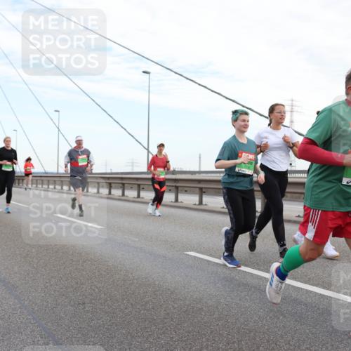 03.10.2025 - Köhlbrandbrückenlauf Lena Gebhardt http://msf.ph/oto/9197029 03.10.2025 15:29:51 Position 1 7716, 9295 meine-sportfotos.de
