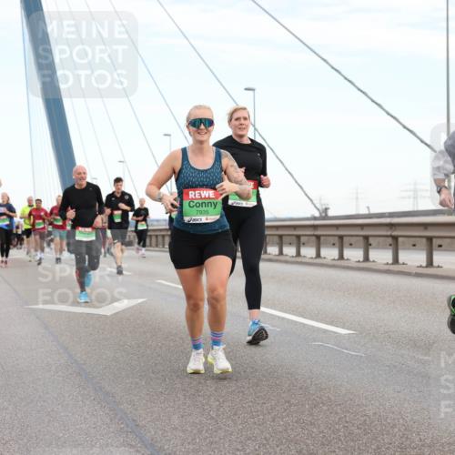03.10.2025 - Köhlbrandbrückenlauf Lena Gebhardt http://msf.ph/oto/9197035 03.10.2025 15:29:53 Position 1 7935, 8066 meine-sportfotos.de