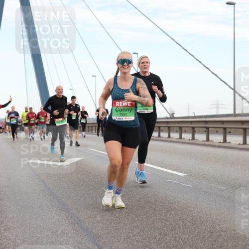 03.10.2025 - Köhlbrandbrückenlauf Lena Gebhardt http://msf.ph/oto/9197036 03.10.2025 15:29:53 Position 1 7935, 8113, 8066 meine-sportfotos.de