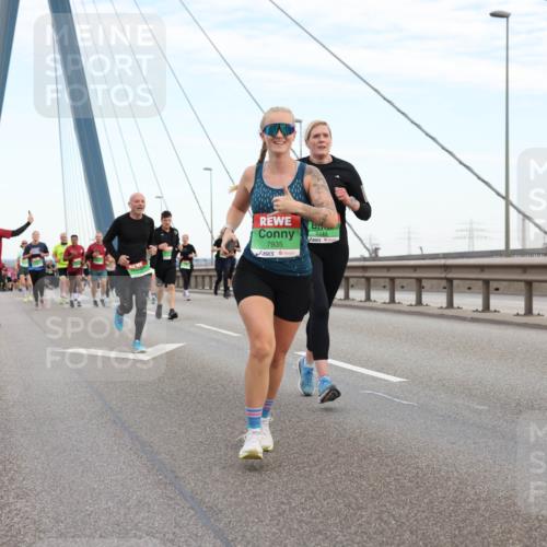 03.10.2025 - Köhlbrandbrückenlauf Lena Gebhardt http://msf.ph/oto/9197037 03.10.2025 15:29:53 Position 1 7935, 8113, 28, 8066 meine-sportfotos.de