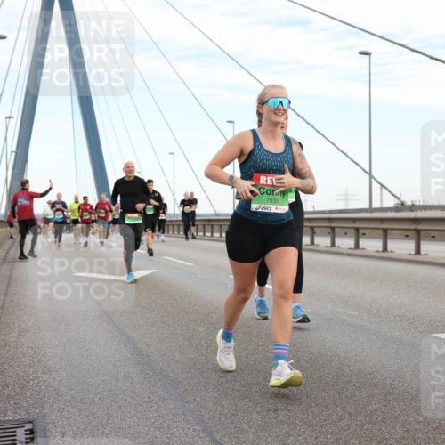 03.10.2025 - Köhlbrandbrückenlauf Lena Gebhardt http://msf.ph/oto/9197039 03.10.2025 15:29:54 Position 1 7935, 8066, 888 meine-sportfotos.de