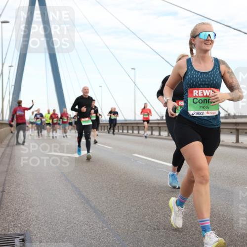 03.10.2025 - Köhlbrandbrückenlauf Lena Gebhardt http://msf.ph/oto/9197040 03.10.2025 15:29:54 Position 1 7935 meine-sportfotos.de